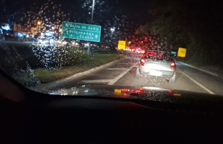 Pai e 3 crianças atropelados em trecho sem iluminação