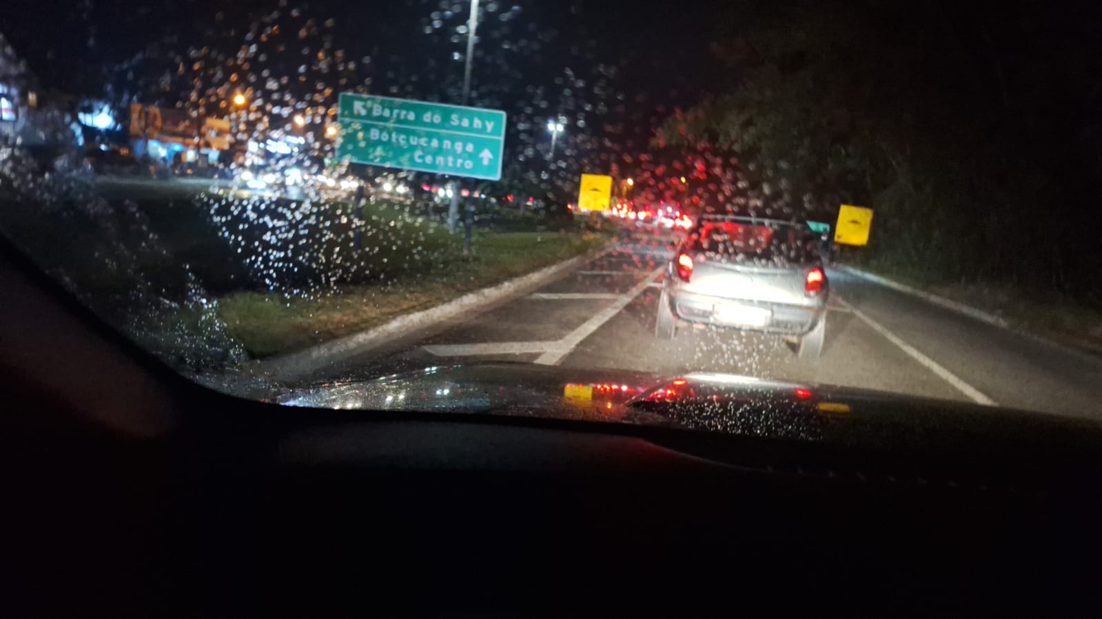 Pai e 3 crianças atropelados em trecho sem iluminação