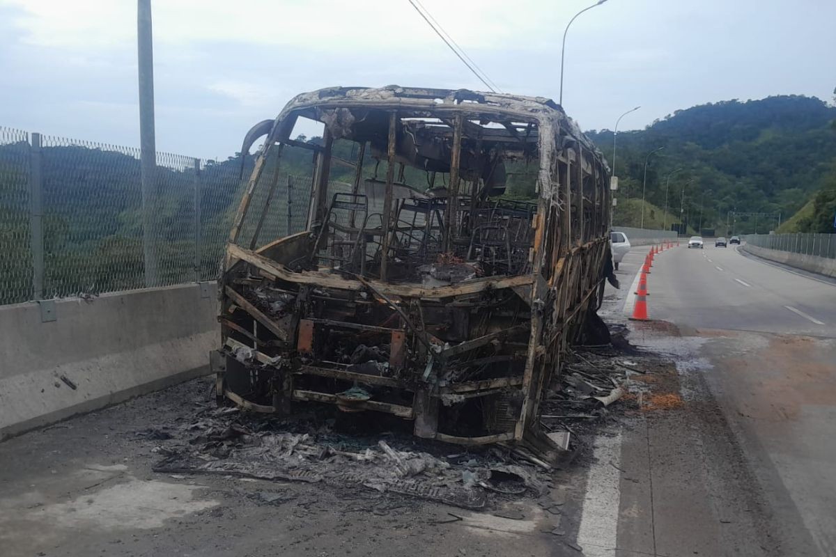 Incendio em micro-ônibus interdita túnel da Tamoios