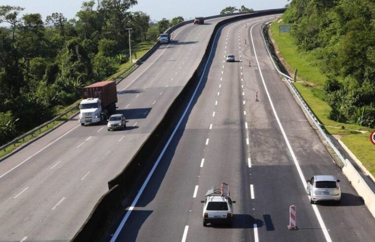 Trânsito flui normalmente na rodovia Mogi-Bertioga