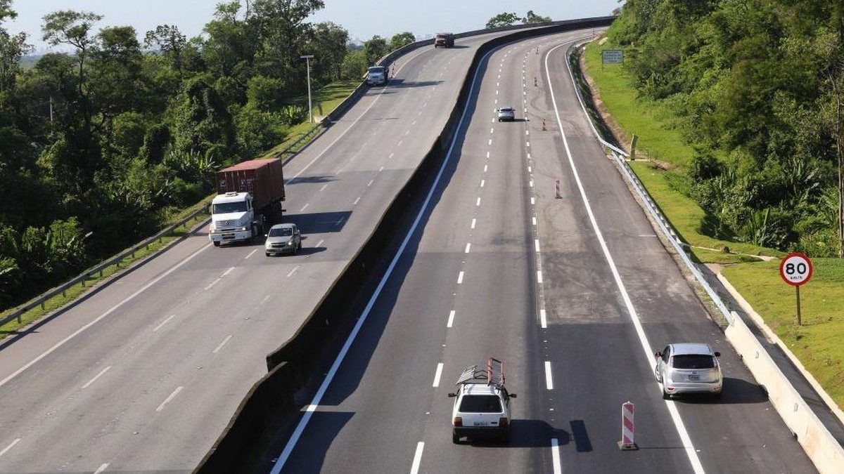 Trânsito flui normalmente na rodovia Mogi-Bertioga