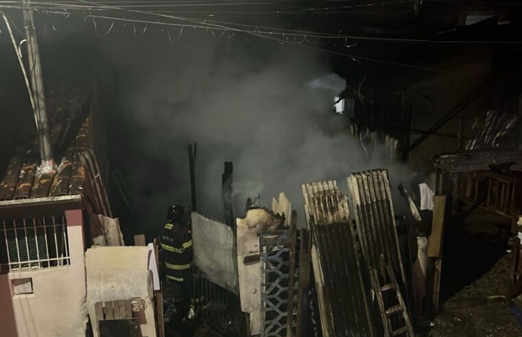 Casa de madeira é destruída por incêndio em Caraguatatuba