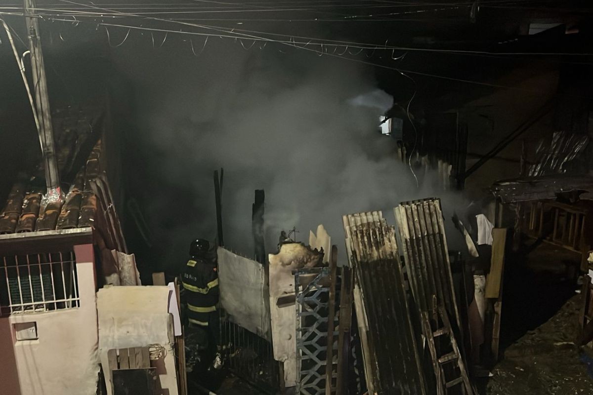 Casa de madeira é destruída por incêndio em Caraguatatuba