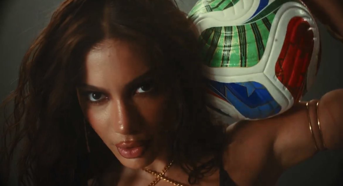 Anitta lança música oficial da Copa