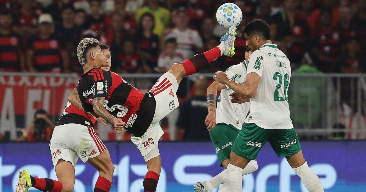 Jorge Carrascal é expulso em jogo do Flamengo