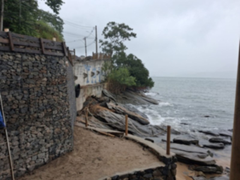 Muros de contenção são construídos em Ilhabela