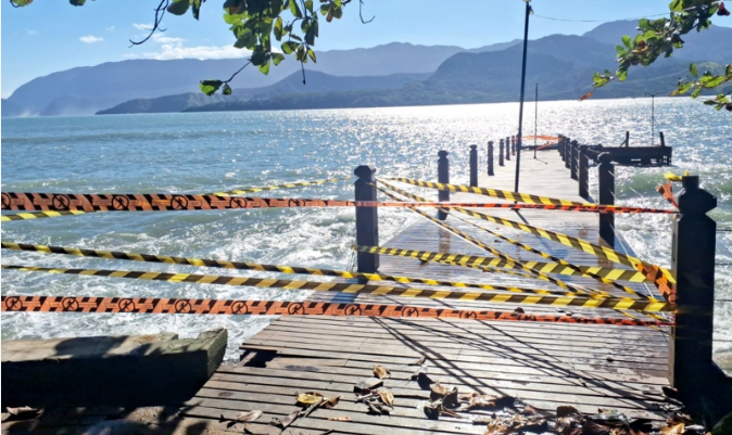Píer do Portinho em Ilhabela interditado após ressacas
