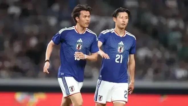 Japão marca gol decisivo com vantagem numérica