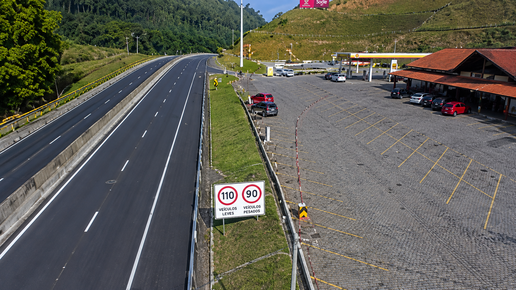 Trânsito flui normalmente na Rodovia dos Tamoios