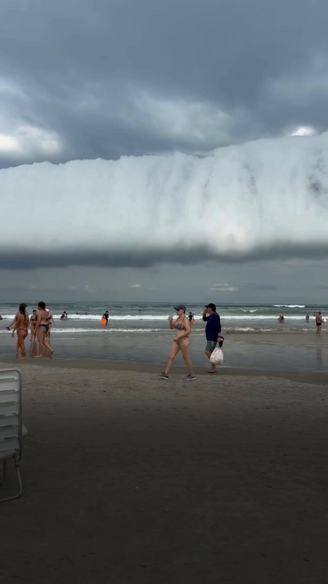 Nuvem gigante surpreende banhistas no litoral de São Paulo