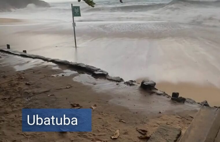 Ressaca atinge Praia da Sununga em Ubatuba