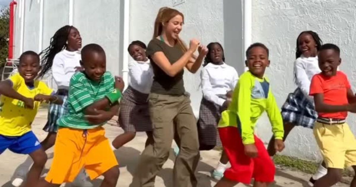 Shakira ensaia com Triplets Ghetto Kids