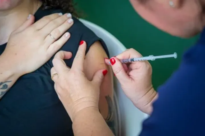 Vacinação contra influenza acontece em Caraguatatuba
