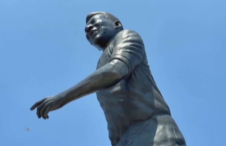 Guadalajara instala estátua gigante de Pelé