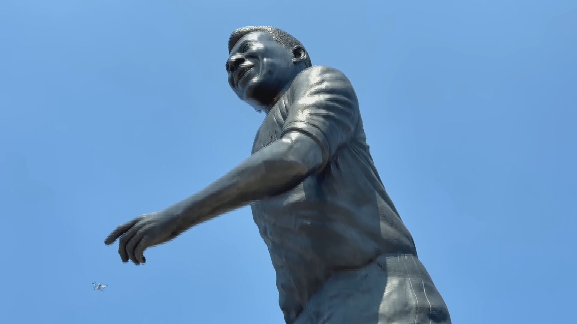 Guadalajara instala estátua gigante de Pelé
