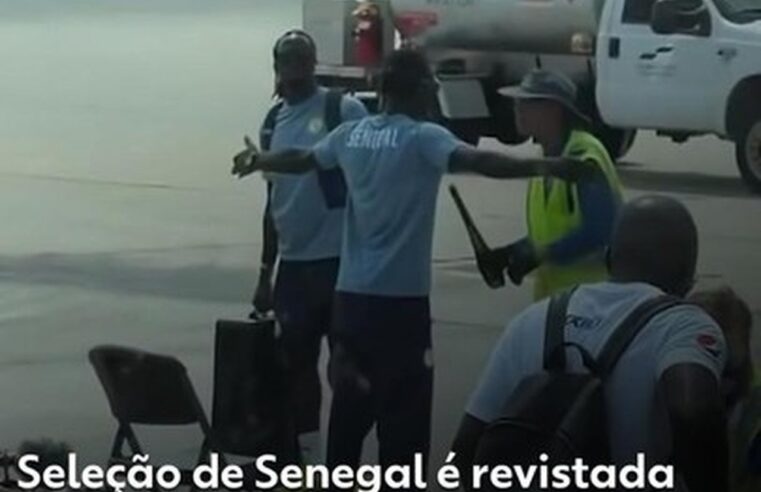Senegal é revistado na pista ao chegar nos EUA