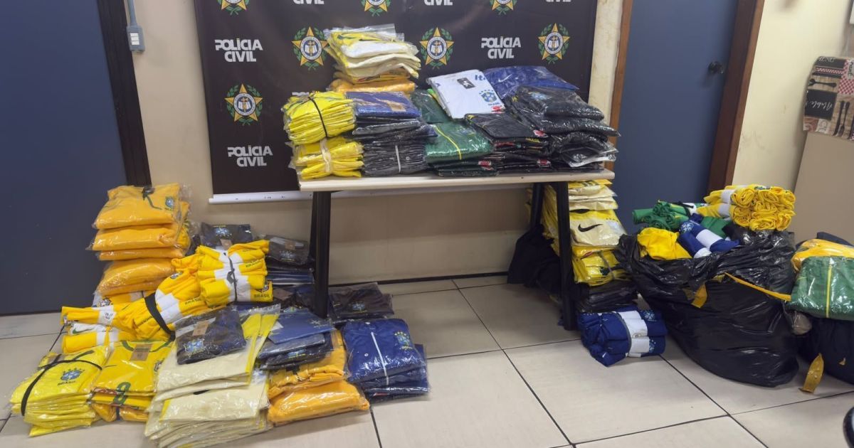 Policia Civil apreende camisas falsas de times cariocas
