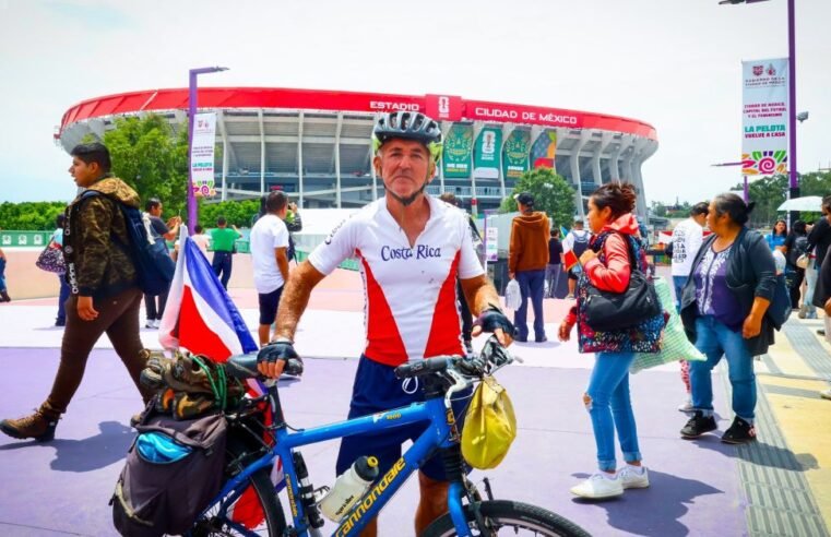 Costarriquenho pedala 2.650 km para Copa México