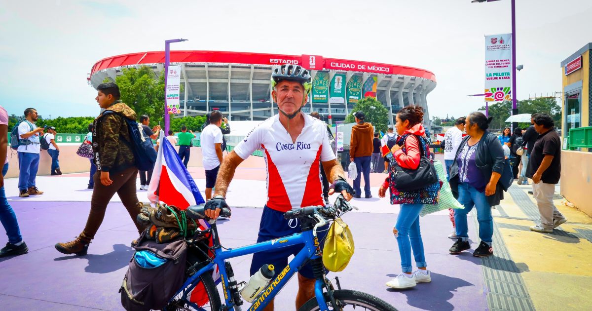 Costarriquenho pedala 2.650 km para Copa México