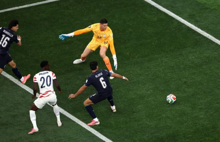 Jogador do São Paulo marca gol contra na Copa