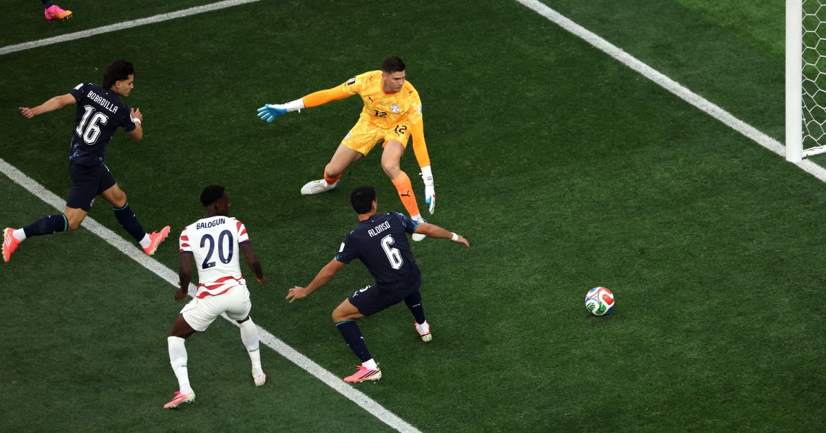 Jogador do São Paulo marca gol contra na Copa