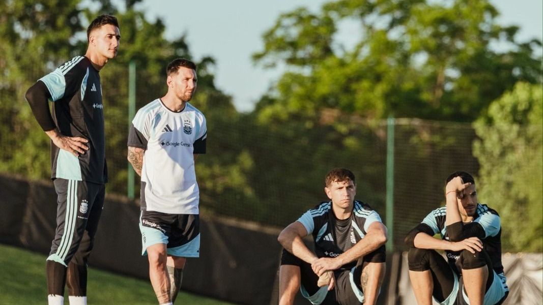Messi treina individualmente e deve jogar estreia