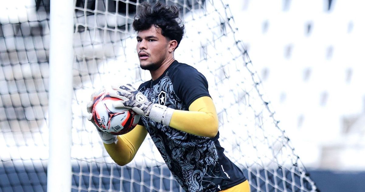 Bruninho Samudio defende pênalti e salva Botafogo