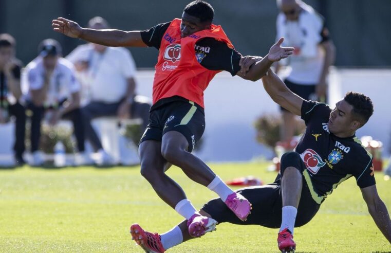 Casemiro dá carrinho em Endrick no treino