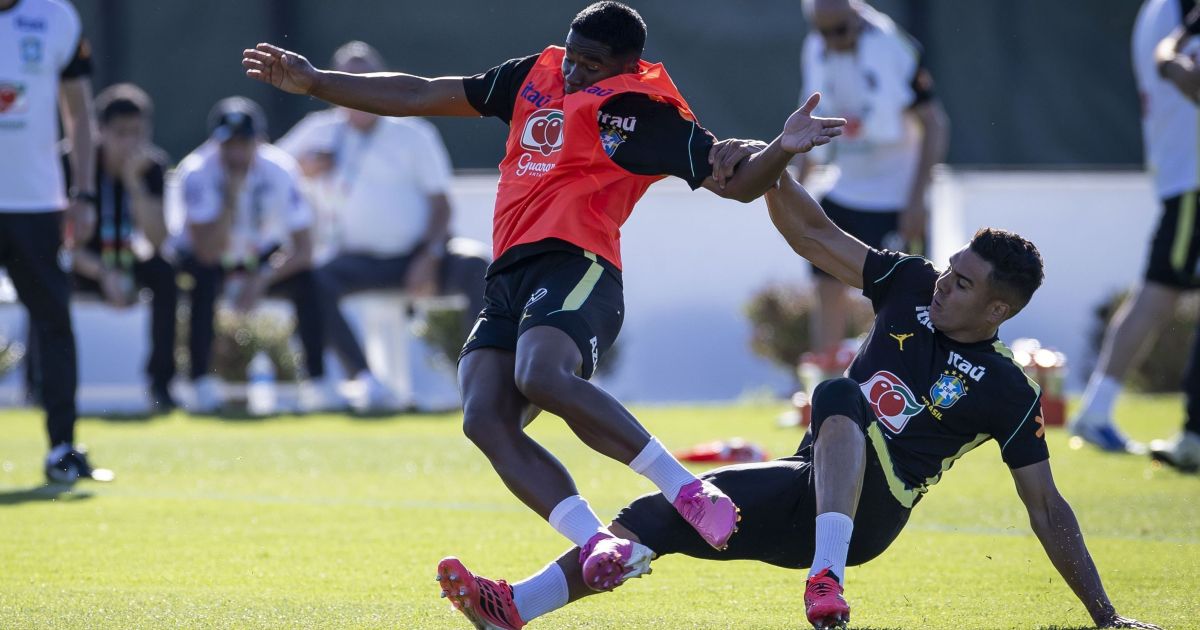 Casemiro dá carrinho em Endrick no treino