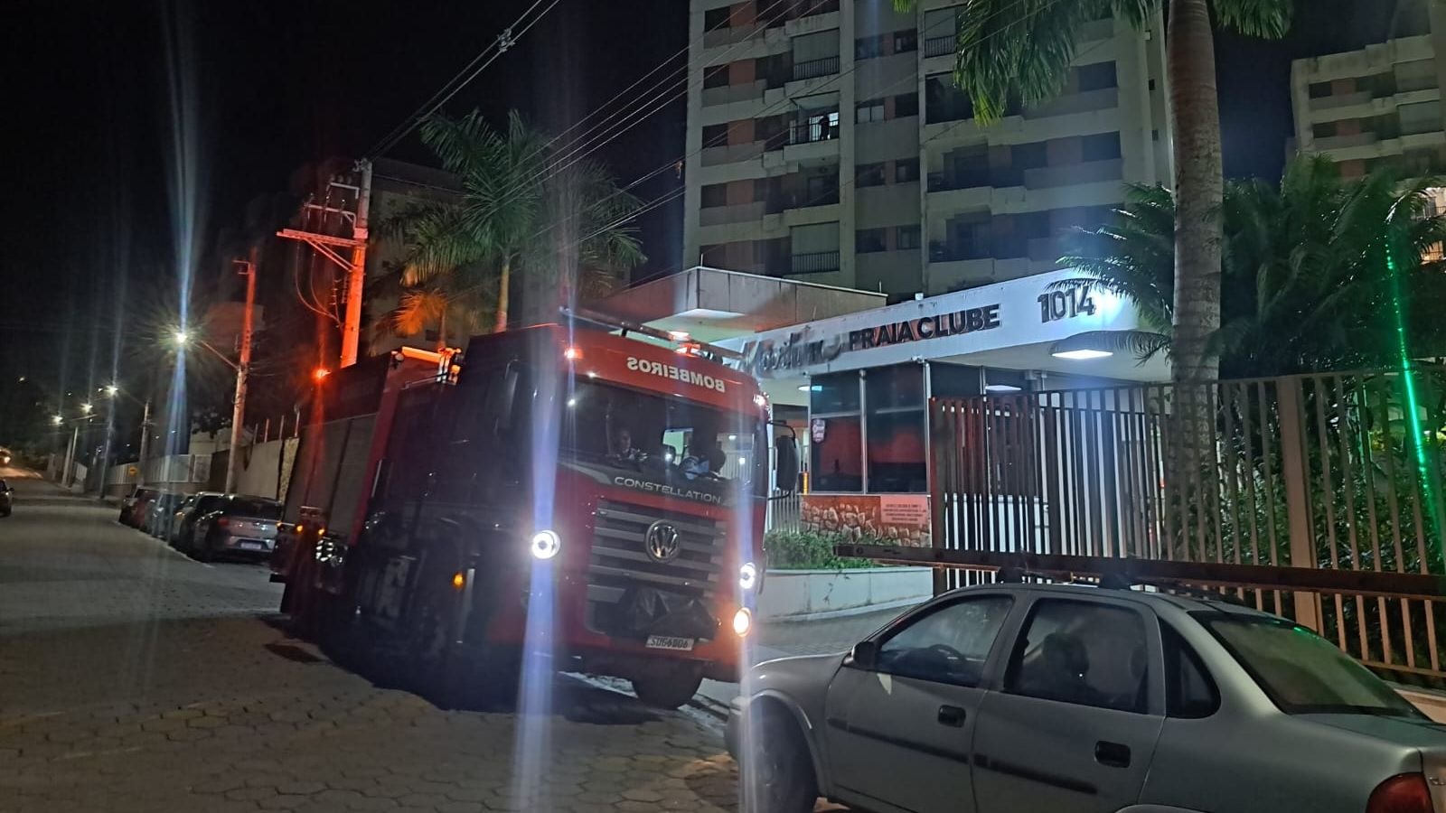 Mulher fica presa em elevador de condomínio em Caraguatatuba