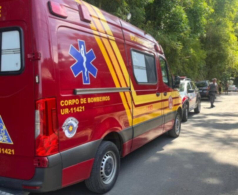 Incêndio em veículo na Tamoios é combatido
