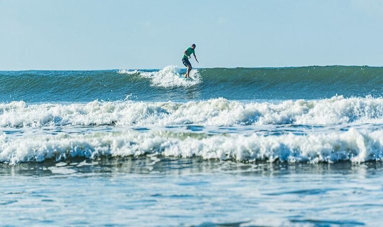 Swell do sul impulsiona surfe em Bertioga