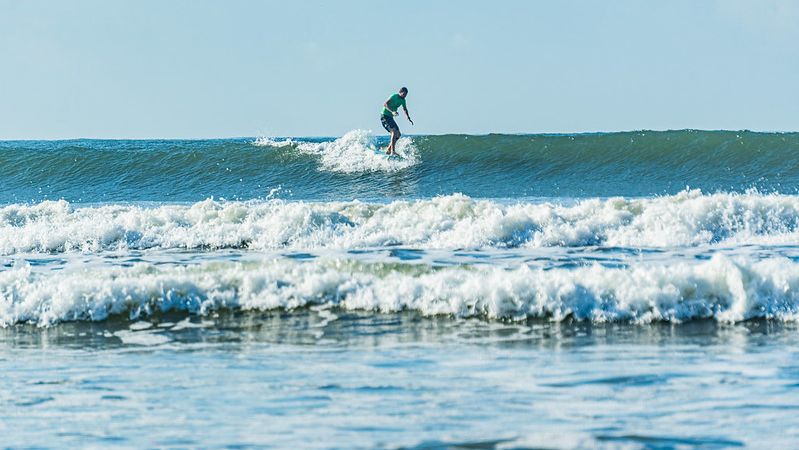 Swell do sul impulsiona surfe em Bertioga
