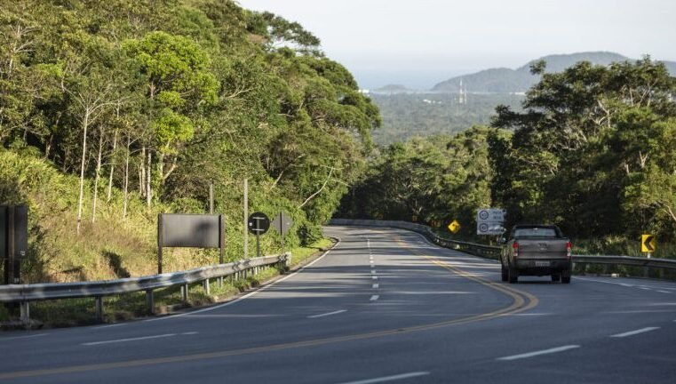 Rodovia Mogi-Bertioga adota Pare e Siga