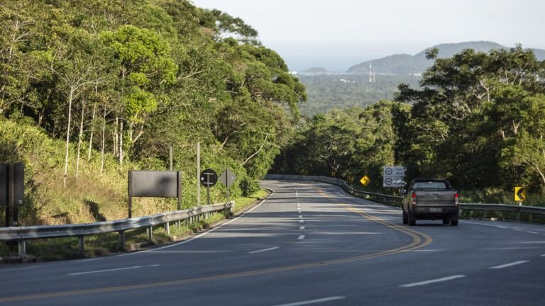 Rodovia Mogi-Bertioga adota Pare e Siga