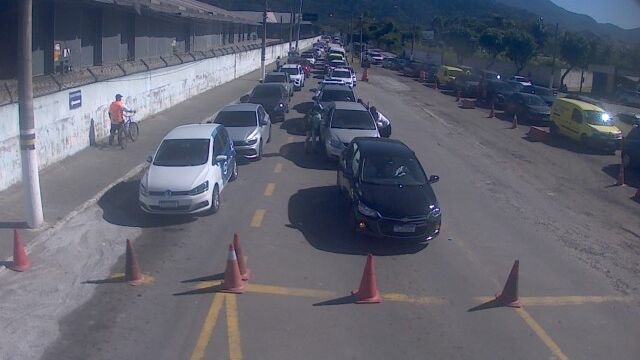 Espera na travessia para Ilhabela chega a 60 minutos