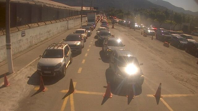 Fila de embarque atinge 90 minutos em São Sebastião