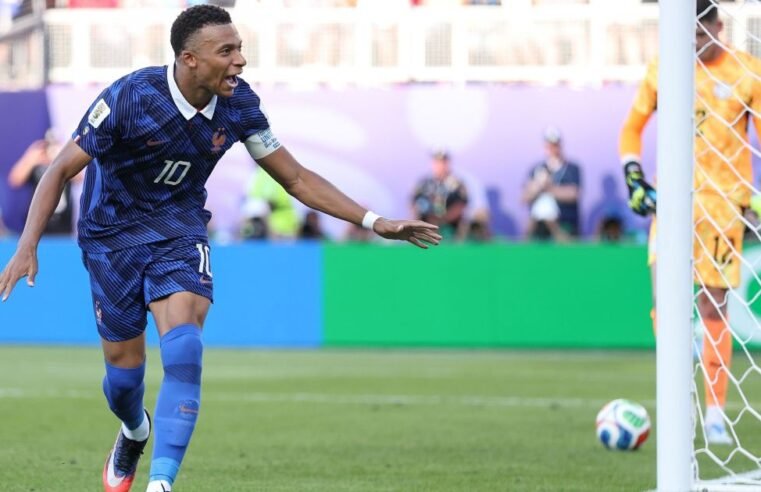 Mbappé marca pênalti e França avança