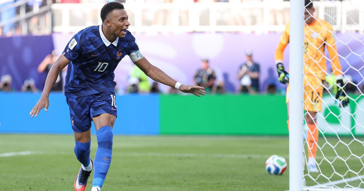 Mbappé marca pênalti e França avança