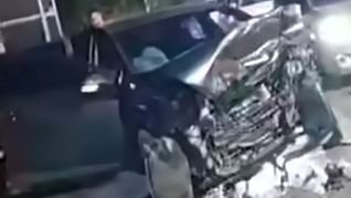 Acidente destrói carro e altera trânsito em Bertioga