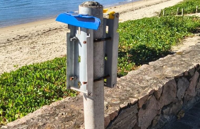 Vandalismo destrói lixeiras na praia de São Sebastião