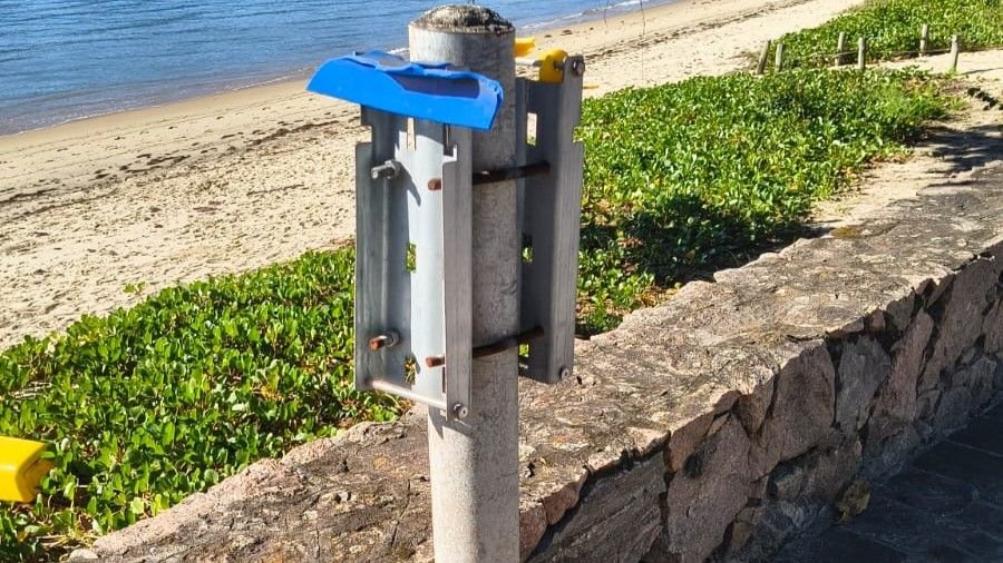 Vandalismo destrói lixeiras na praia de São Sebastião