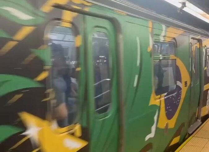 Trem do metrô de Nova York exibe bandeira brasileira