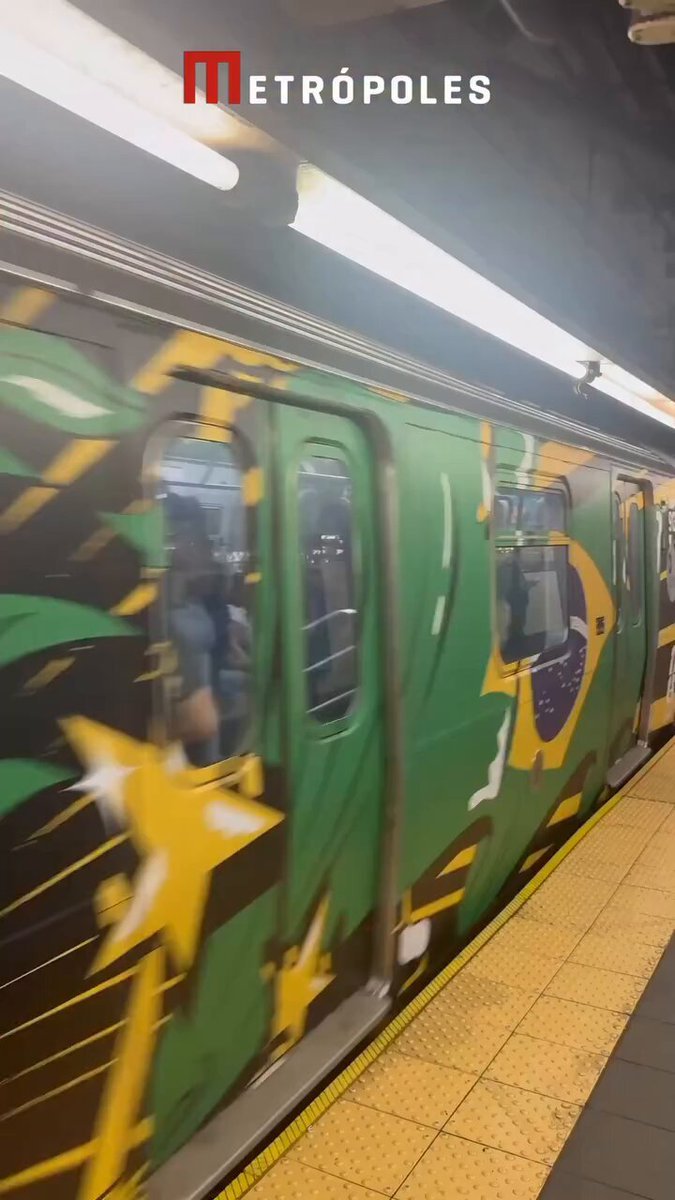 Trem do metrô de Nova York exibe bandeira brasileira