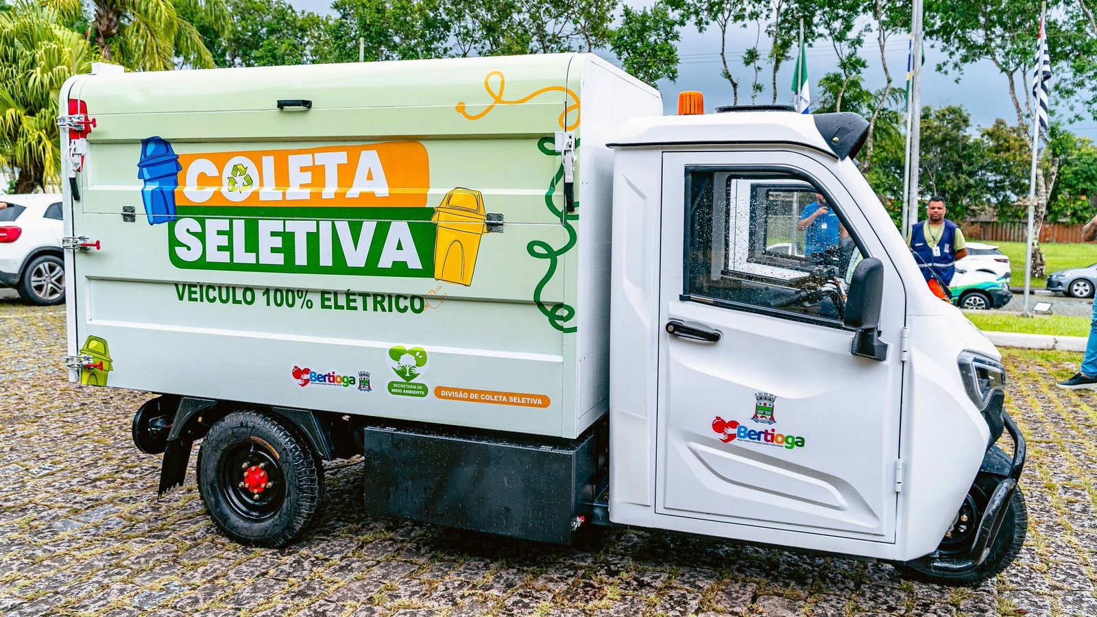 Bertioga adquire triciclo elétrico para coleta seletiva