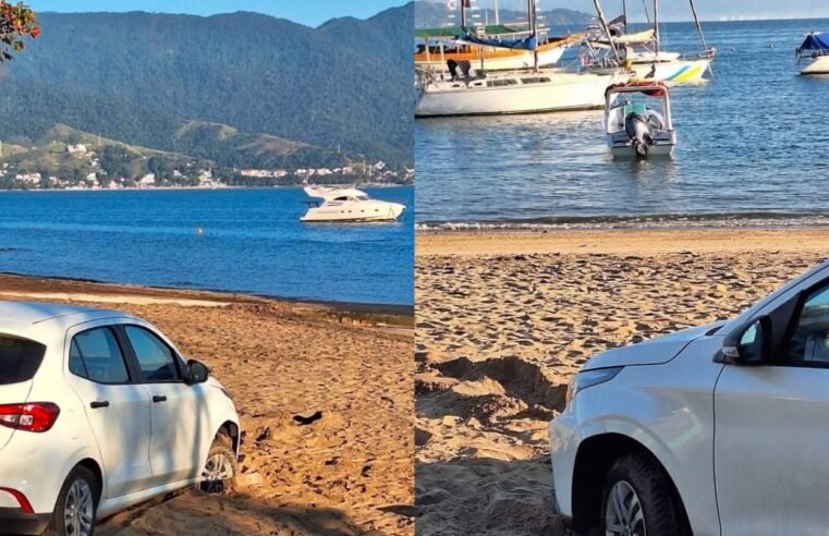 Carro atola na areia da praia do Saco