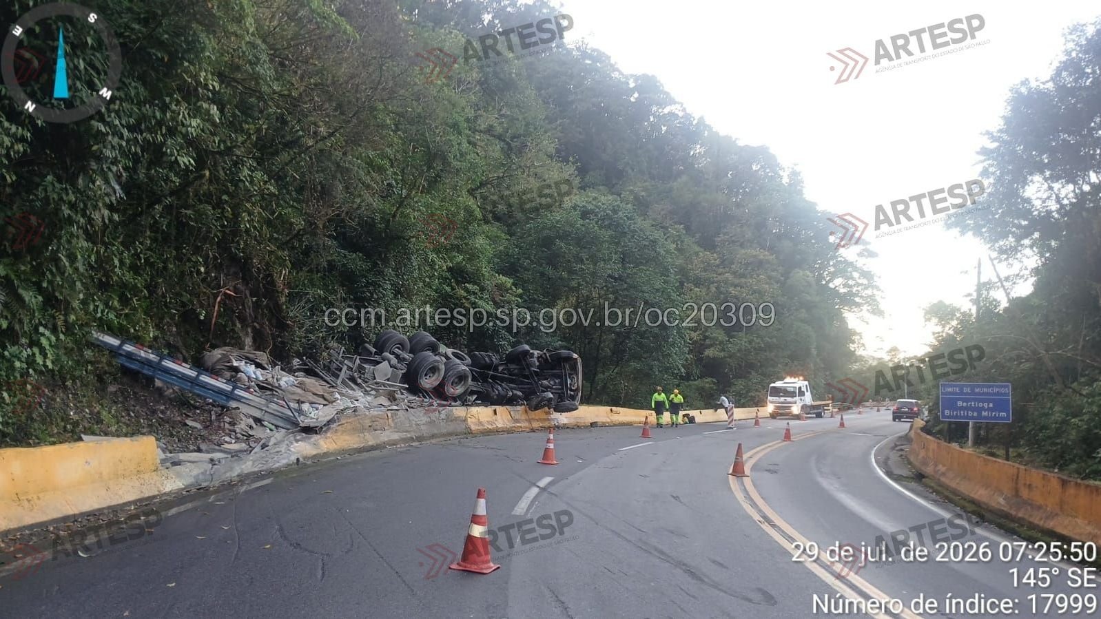 Carreta tomba na rodovia Mogi-Bertioga