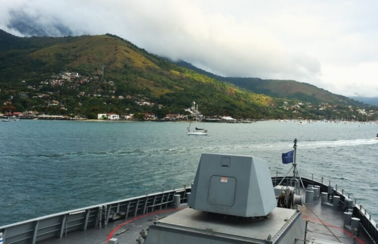 Fragata Tamandaré visita Ilhabela durante Semana de Vela