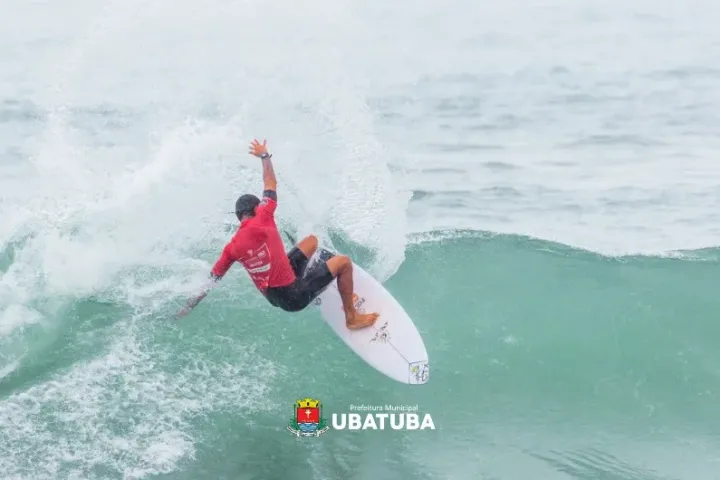Atleta de Ubatuba lidera ranking do Surf Brasil PRO