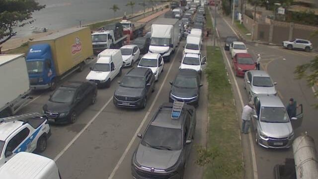 Balsa de Ilhabela para de funcionar devido a fortes